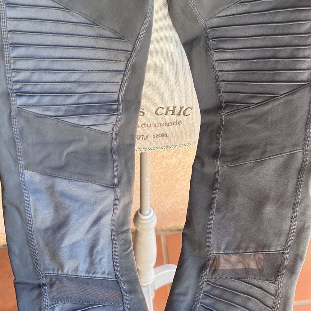 ALO yoga moto leggings grey size medium - Picture 3 of 8